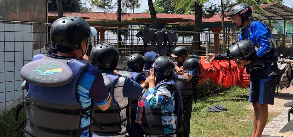 Apakah Peserta Harus Membawa Peralatan Rafting Sendiri?