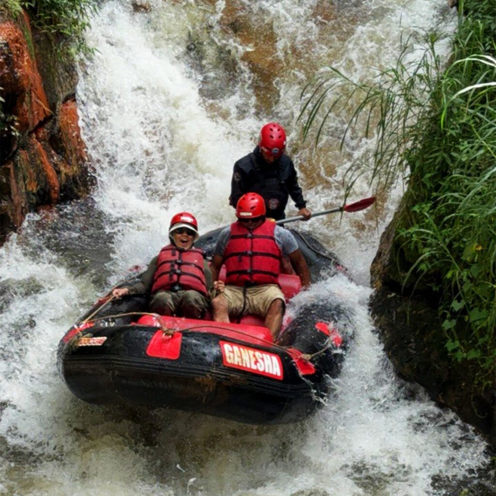 Peserta dalam satu perahu rafting Pangalengan