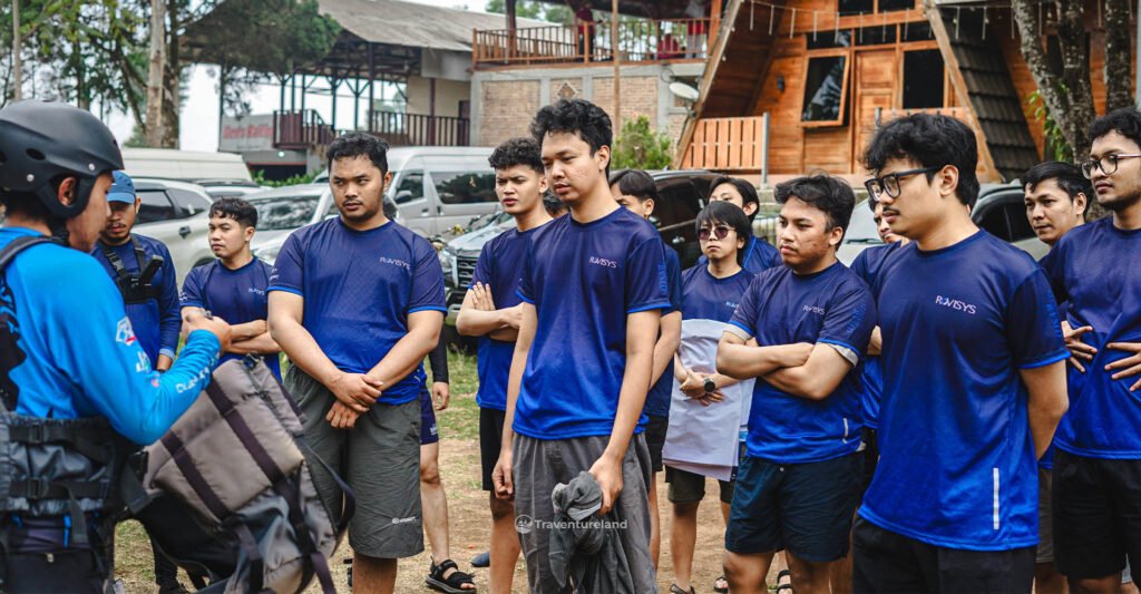 Briefing peserta outing perusahaan di Pangalengan