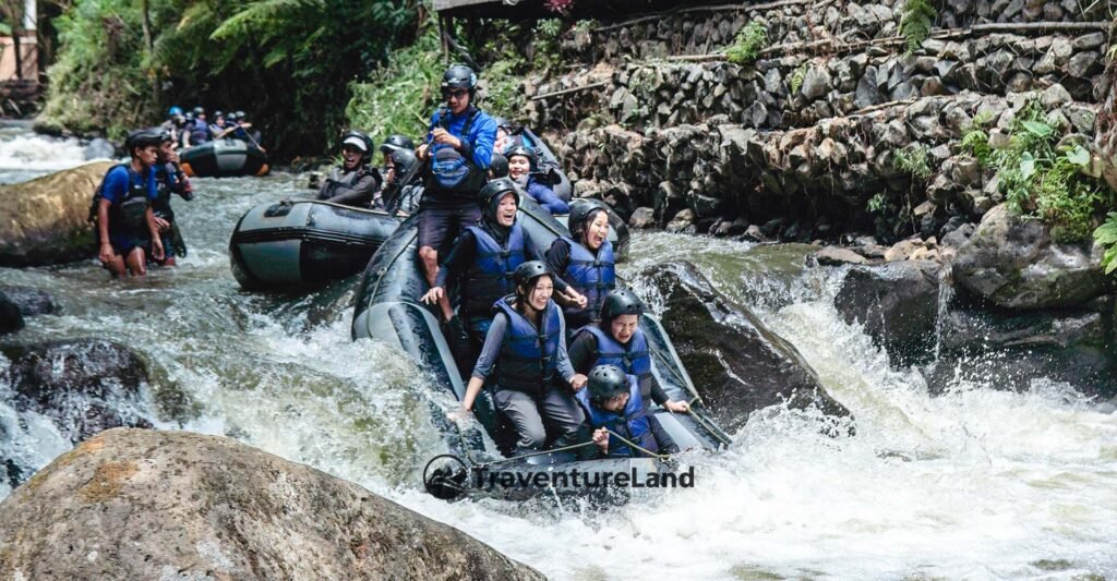 Peserta rafting di Sungai Palayangan bersama Traventureland