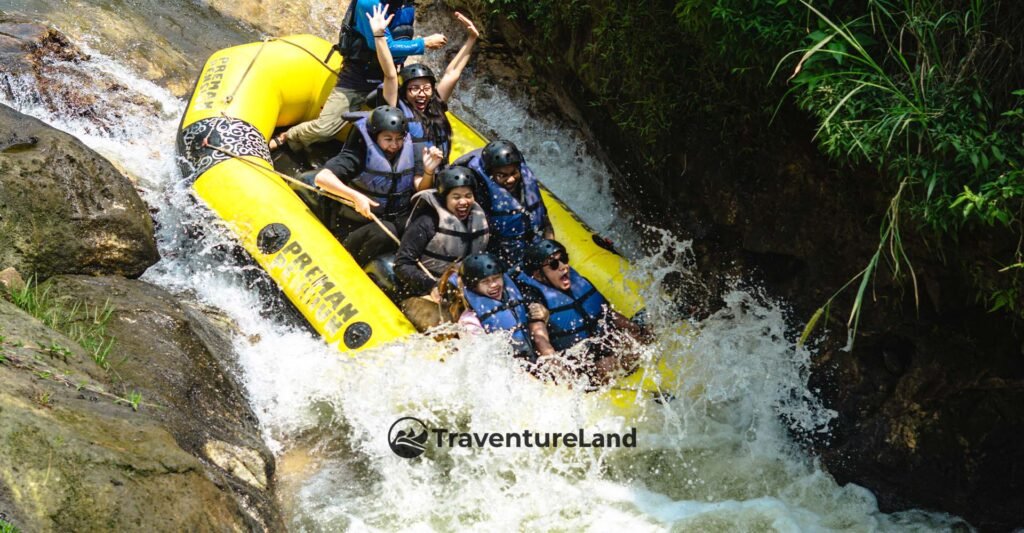 Peserta rafting di Sungai Palayangan bersama Traventureland