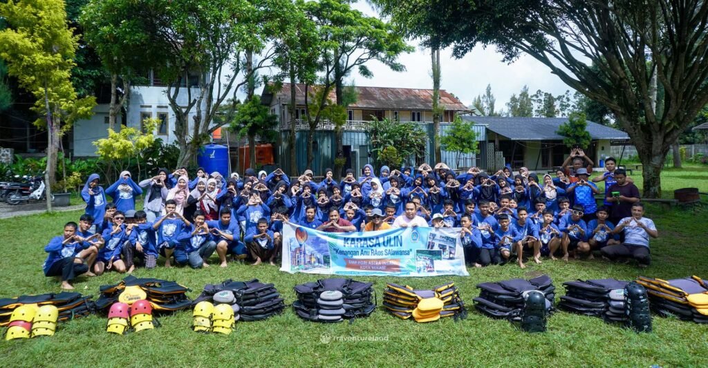 Pendamping dan peserta kegiatan rafting sekolah