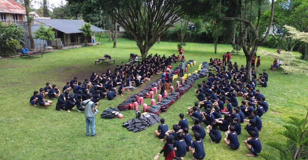Safety briefing peserta rafting di Pangalengan