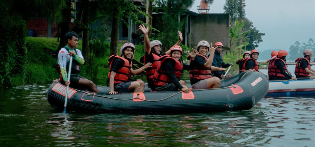 Pembagian perahu untuk rombongan rafting Pangalengan