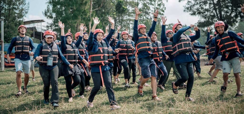 Keluarga mengikuti rafting Pangalengan bersama Traventureland