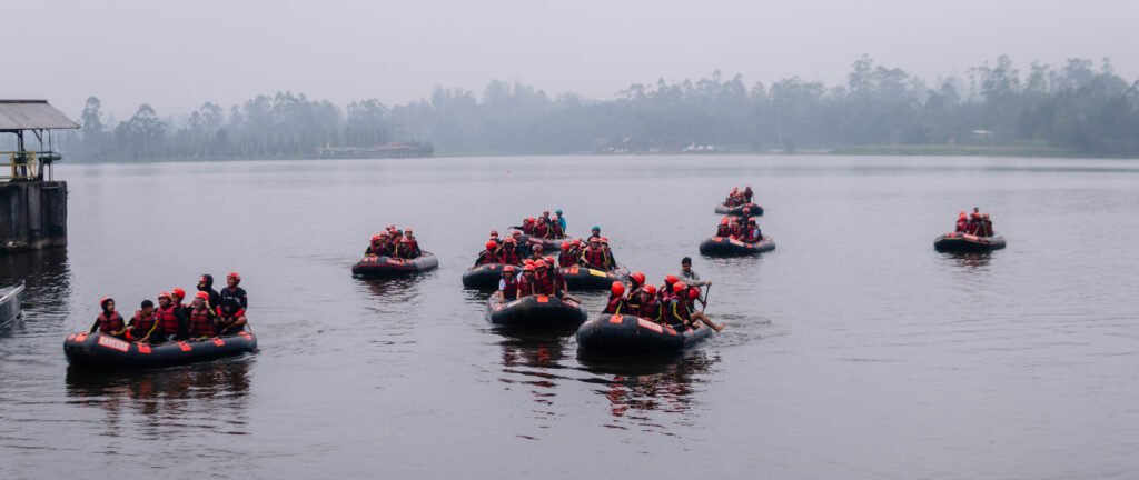 Rombongan rafting Pangalengan dengan beberapa perahu