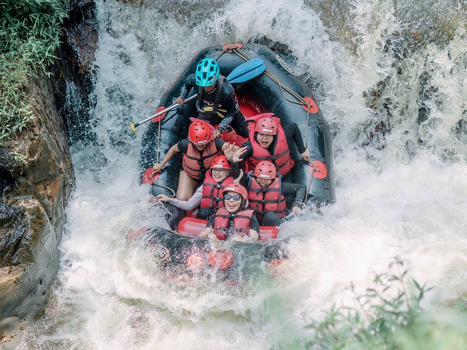 Kapasitas perahu rafting Pangalengan untuk peserta